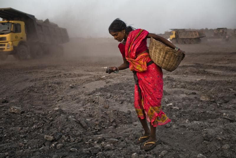 कोयले का राज कायम: साफ ऊर्जा के क्षेत्र में तमाम वादों के बाद भी ज़मीनी सच्चाई को बदलने में वक्त लगेगा। केंद्रीय बिजली प्राधिकरण कहती है कि 2030 में भी 50% उत्पादन कोयले से ही होगा। फोटो: Zimbio