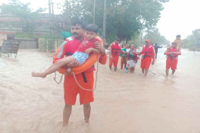 चक्रवाती तूफान बिपरजॉय के कारण गुजरात, राजस्थान के कई इलाकों में बाढ़ जैसी स्थिति पैदा हो गई। Photo: @NDRFHQ/Twitter