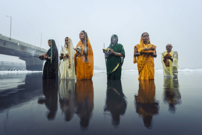 सफेद झाग में अमोनिया और फॉस्फेट का उच्च स्तर होता है, जो सांस और त्वचा से जुड़ी बीमारियां पैदा कर सकता है। फोटो: Manishjaisi/Wikimedia Commons