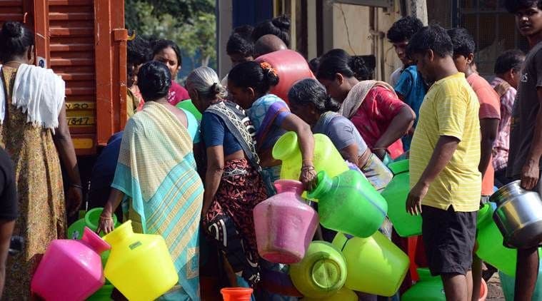 सूखे की मार: चेन्नई में पानी को लिये त्राहि त्राहि मची है। जलाशयों में उपलब्ध पानी अपनी कुल सामान्य क्षमता का 1.3% ही बचा है। फोटो- याहू इंडिया