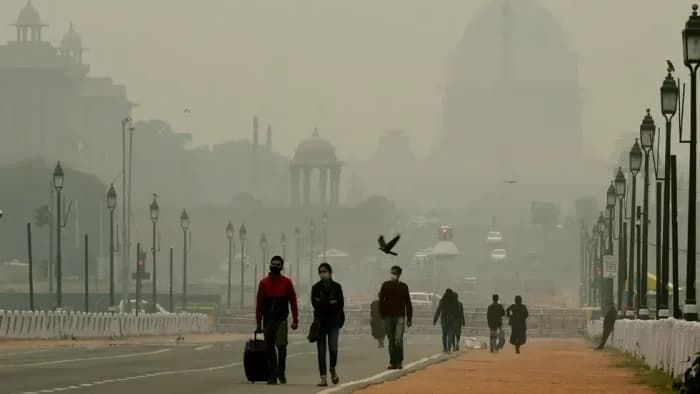 बिगड़ती हवा:  तीन साल तक वायु गुणवत्ता में कुछ सुधार के बाद भारत में   वायु प्रदूषण का स्तर 2021 में फिर गिरा है। फोटो – Weather.com