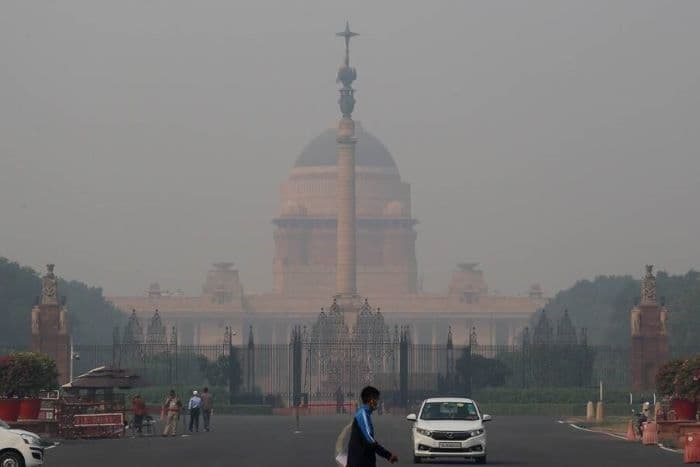 कोर्ट की फटकार: दिल्ली में प्रदूषण के घातक स्तर पर पहुंचने के बाद कोर्ट ने सरकार से आपात मीटिंग करने को कहा | Photo: Indian Express
