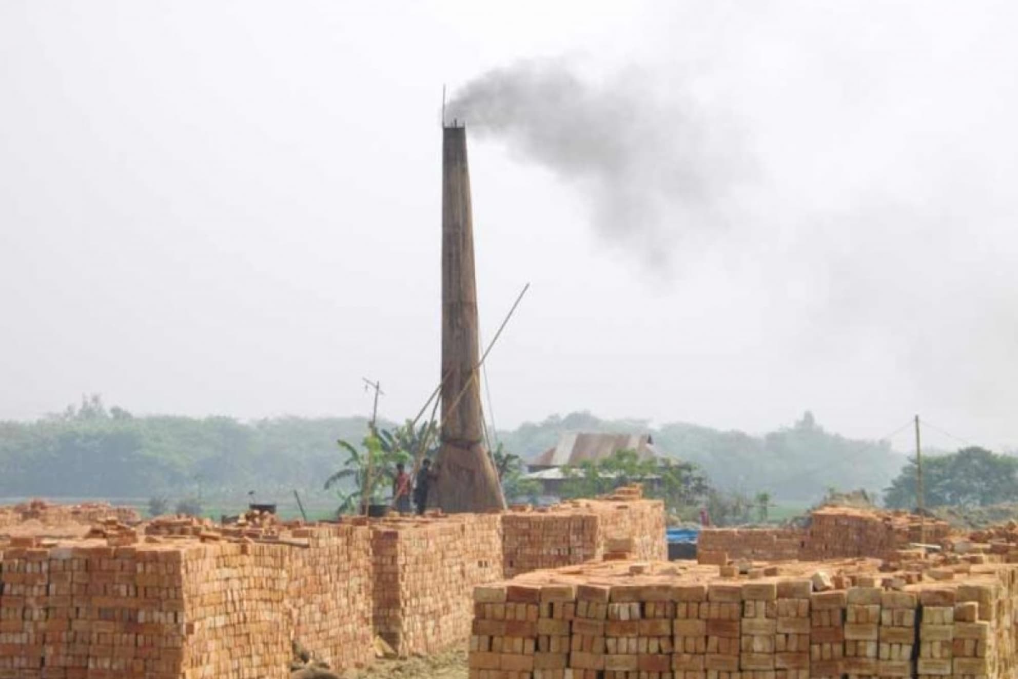 प्रदूषण से जंग: लम्बे इंतज़ार के बाद ईंट भट्टों के लिये नये मानक जारी किये गये हैं। फोटो: Phys.org