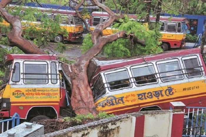 2020-21 में प्राकृतिक आपदाओं के लिए अब तक केवल 29.72% बीमा दावों का ही भुगतान हुआ है। फोटो: Business Standard