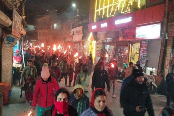 जोशीमठ में बुधवार की शाम आक्रोशित लोगों ने मशाल जुलूस निकालकर प्रदर्शन किया।
