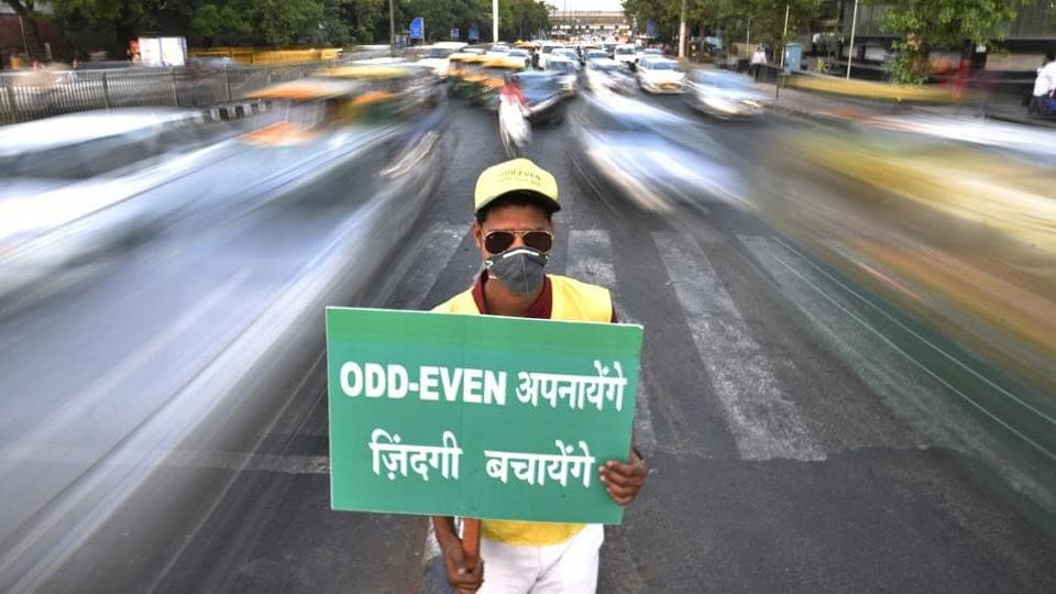 बुरे दिनों की तैयारी: दिल्ली में सर्दियों का मौसम दमघोंटू हवा वाला होता है। मुख्यमंत्री ने इससे निपटने के लिये एक बार फिर ऑड-ईवन कार योजना को लागू करने का ऐलान किया है। Photo: Hindustan Times