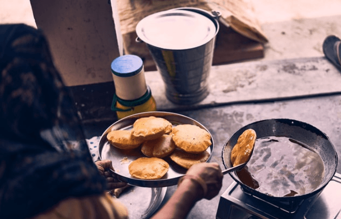 घर में है संकट:  घरेलू प्रदूषण सबसे बड़ी समस्या है और नेचर कम्युनिकेशन में छपी रिसर्च कहती है कि 2017 में वायु प्रदूषण से होने वाली 10 लाख मौतों को टाला जा सकता था।  फोटो:Ashwini Chaudhary on Unsplash