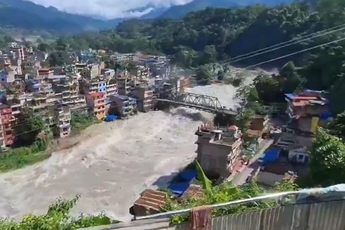बदलता हिमालय, बढ़ता खतरा: कैसे नेपाल में आई विनाशकारी बाढ़