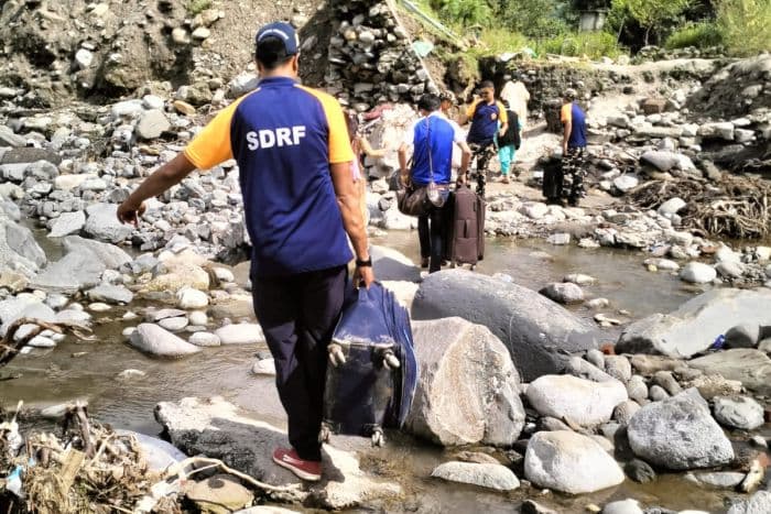 हिमाचल के कुल्लू में राहत और बचाव कार्य में जुटे एसडीआरएफ के जवान। फोटो: @HP_SDRF/ Twitter