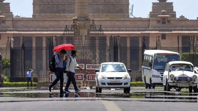 उबलती धरती: भट्टी की तरह तपते हालात में हौसला दिलाने वाली बात बस इतनी सी है कि सरकार को बरबादी का एहसास हो रहा है। फोटो – Rediff News
