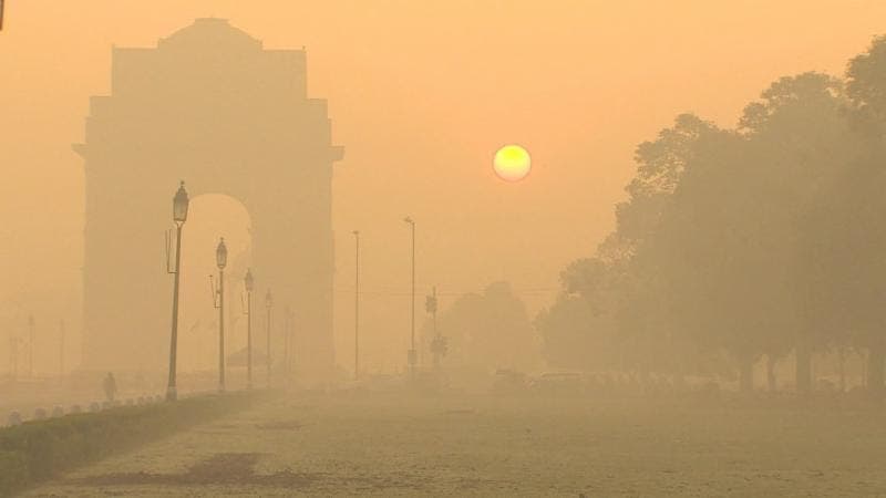 जानलेवा हवा: आंकड़े बताते हैं कि दिल्ली की हवा साल भर ख़तरनाक स्तर पर रहती है पर देश के पर्यावरण मंत्री चेतावनी देनी वाली रिपोर्ट्स को “डर” फैलाने वाली बता रहे हैं। फ़ोटो: CNN