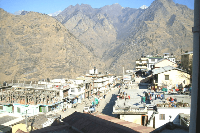 जोशीमठ को सरकार ने भूधंसाव वाला आपदाग्रस्त क्षेत्र घोषित कर दिया है और संकटग्रस्त घरों को चिन्हित किया जा रहा है।  फोटो – christian0702_flickr