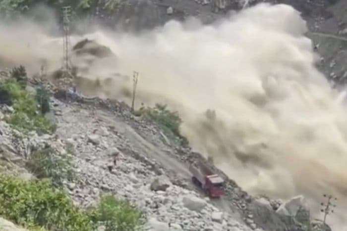 बाढ़ के बाद नेपाल की हाइड्रोपावर रणनीति पर सवाल, सौर-पवन ऊर्जा बढ़ाने की मांग