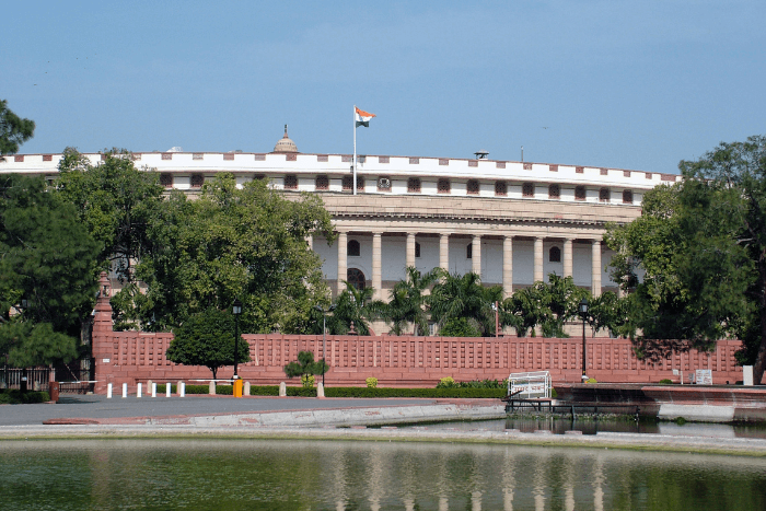 मुद्दा गंभीर पर चर्चा नहीं : रिसर्च बताती है कि क्लाइमेट चेंज के भारी ख़तरे के बावजूद संसद में इस विषय पर बहुत कम चर्चा होती है।