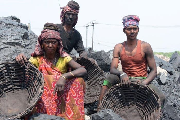 न्यायपूर्ण बदलाव: कोयले जैसे जीवाश्म ईंधन से दूर हटने के लिये एक जस्ट ट्रांजिशन की ज़रूरत है जिस पर इस साल ख़ूब चर्चा हुई। फोटो: AFP/ Scroll.in