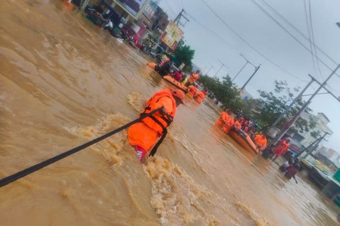 आंध्र प्रदेश के विजयवाड़ा में एनडीआरएफ द्वारा राहत और बचाव कार्य का एक दृश्य। फोटो:  @04NDRF/X
