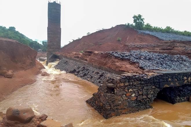 बाढ़ का कहर: लगातार मूसलाधार बारिश औऱ नदी पर आये उफान ने रत्नागिरी के पास तिवरे बांध को तोड़ दिया, पूरे महाराष्ट्र में बाढ़ में करीब 40 जानें गईं। फोटो: IndiaYahooFinance