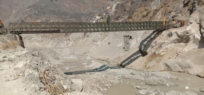 यहीं पर हुई थी तबाही: नदी के दूसरी ओर के गांवों से संपर्क जोड़ने के लिये ऋषिगंगा पर एक अस्थायी पुल खड़ा कर दिया गया है। फोटो: अतुल सती