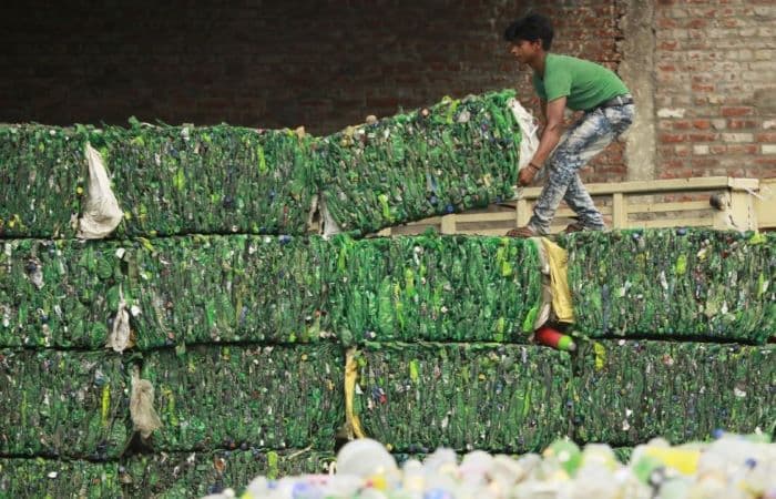 प्लास्टिक की डिमाण्ड ढलान पर, पेट्रोकेमिकल का भविष्य ख़तरे में