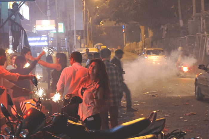 दिल्ली सरकार ने इस साल पटाखों के उत्पादन, भंडारण, बिक्री और प्रयोग पर पूर्ण प्रतिबंध लगा दिया है। Photo: Ted Drake/Flickr