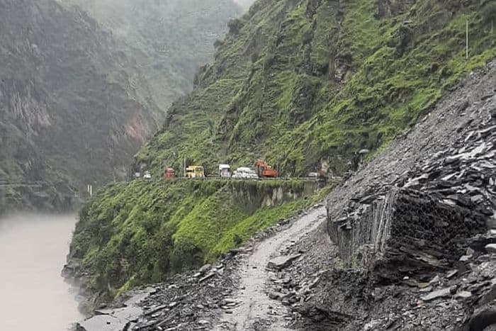 हिमाचल प्रदेश में भूस्खलन और अचानक बाढ़ की घटनाओं से काफी नुकसान हुआ है। Photo: @PoliceShimla/Twitter