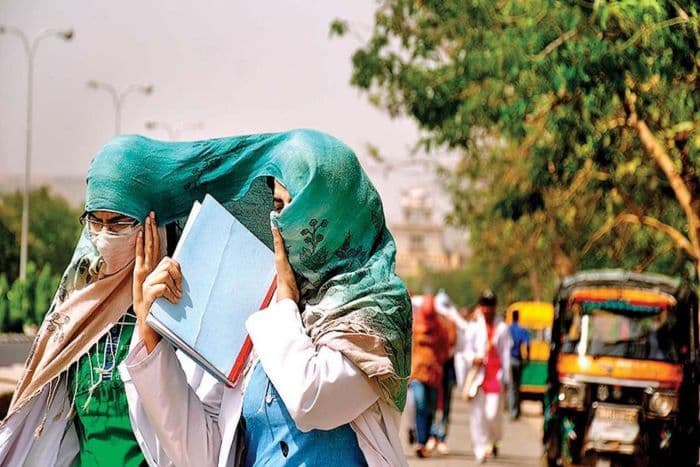 लू की मार – पूरे भारत में भीषण हीटवेव से हाल बेहाल है। दिल्ली और उत्तर प्रदेश में कई जगह तापमान 49 डिग्री पार कर गया। फोटो – DNA India