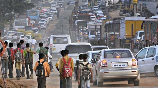अब तक 84: एक तो नेशनल क्लीन एयर प्रोग्राम (NCAP) बहुत फिसड्डी है और उस पर भी 102 में 18 राज्य अब तक इसका कोई खाका केंद्र को जमा नहीं कर पाये हैं। फोटो – IndiaTimes