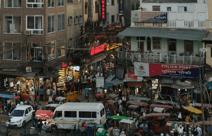 ये काफी नहीं :  महाराष्ट्र और राजधानी मुंबई  में दो साल के भीतर बैटरी वाहनों की संख्या तो दोगुनी हो गई है लेकिन यह अभी भी नये बिक रहे वाहनों के 1% के बराबर ही हैं। फोटो-: Ravi Sharma on Unsplash