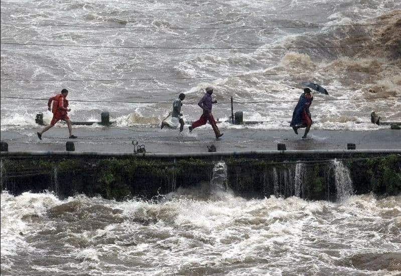आपदा की मार: राहत एजेंसियों ने देश भर में 9 राज्यों के 18 लाख लोगों को बाढ़ग्रस्त इलाकों से निकाला है। 152 ज़िलों में करीब 8000 राहत शिविर बनाये गये हैं। फोटो – Geospatial Media
