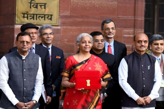 केंद्रीय बजट 2023 के साथ वित्त मंत्री निर्मला सीतारमण और अन्य।  Photo: PIB India