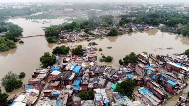 बाढ़ का बढ़ता संकट: मौसम के बिगड़ते मिज़ाज की वजह से बाढ़ की ज़द में आने वाले लोगों की संख्या लगातार बढ़ रही है। फोटो: Network18