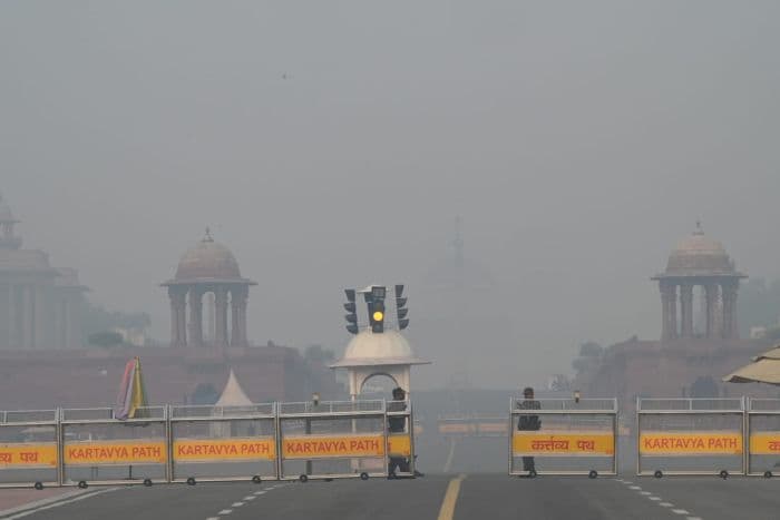 प्रदूषण के गिरते स्तर को देखते हुए एक ही दिन में ग्रैप-3 फिर ग्रैप-4 प्रतिबंध लागू किए गए।